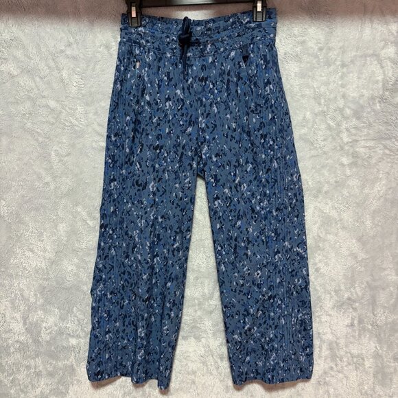 Athleta Trekkie Joggers Womens 0 Blue Camo Ripstop Travel Hiking Capris - Picture 1 of 13